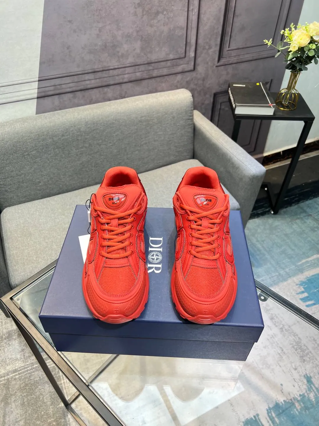 Men's shoes 💰600 high version joint model 🍸 Dior Dior The Island co-branded B30 sneakers follow the trend of the retro market and are Dad Shoes style shoes. The Dior logo on the tongue also indicates that this pair of shoes is the B30 model! B30 uses fine-textured leather and mesh cloth materials to form a shoe body. There are conspicuous letters CD on both sides of the shoe body to indicate the identity. Many lines on the shoe body outline the details, making the shoes look less monotonous and full of retro flavor. ♺ Upper: Original customized technical fabric + mesh ♺ Inner lining: Original customized breathable lining ♺ Outsole: Original molded IP foam + TPU outsole ♺ Heel height: 3.5cm ♺Code number: 39-44 (45 46 customized)